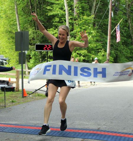 5k Female winner Carolyn Kennedy of Exeter, NH